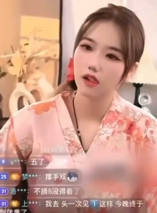 抖音热瓜-某运营店高颜值和服女主播疑似被老板“跳蛋”调教，御姐表情诱人~