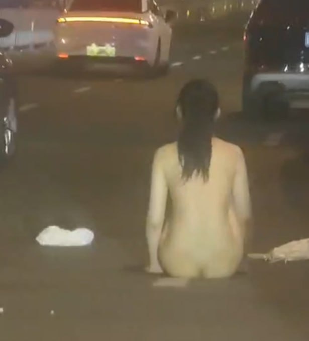 一对女同街头吵架，一高一矮太反差