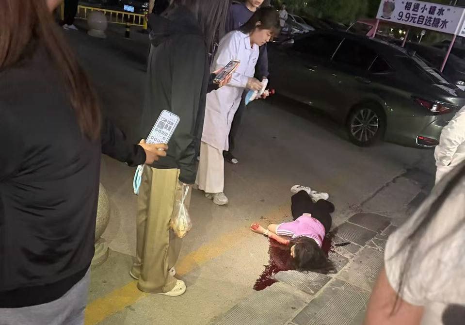 山东济宁学院曲阜校区西门一女生被捅?